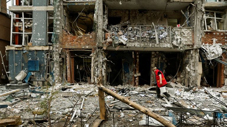 Po ruském dronovém stávce na Kyjev se pracovník obce uklidní.  Pic: Reuters