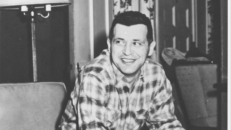 Pilot Spy Plane Pilot U-2 Francis Gary Powers je zobrazen tři hodiny po jeho návratu do Spojených států ve Washingtonu, DC 11. února 1962. Powers vydali Rusové 10. února (AP Photo)