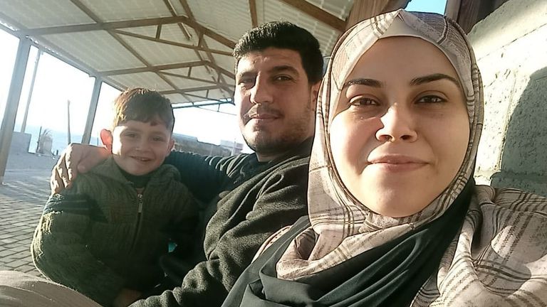 Huda (L) se svým manželem Ahmadem (C) a jejich synem Mohammedem (L). Pic: Ahmad Ngat 