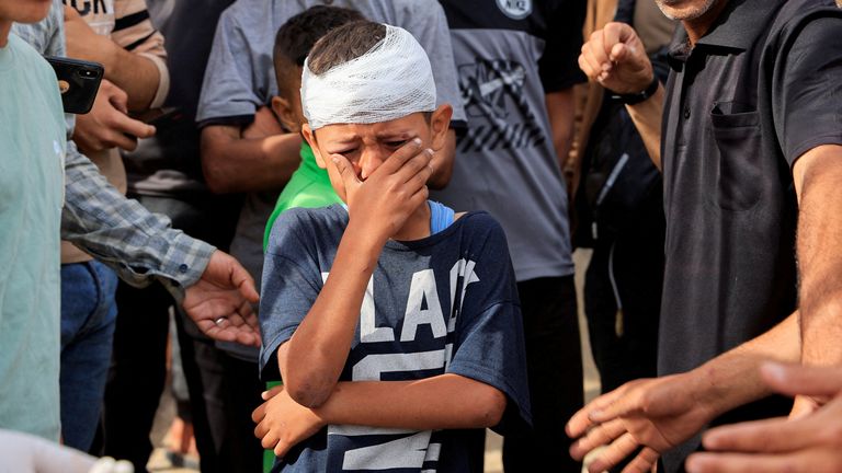 Zraněné palestinské dítě, Yousef al-Bayouk, plačí nad svými bratry, Moath a Moataz, kteří byli zabiti v izraelských úderech, když truchlící se účastnili jejich pohřbu v nemocnici Nasser v Khan Younis, jižní Gaza Strip, 15. května 2025. Reuters/Hatem Khaled.