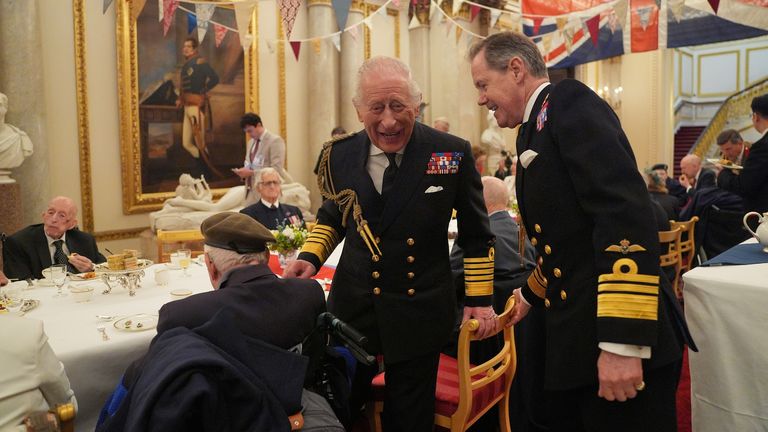 Král byl v dobré duchy na The VE Day Tea Party. Pic: Pa