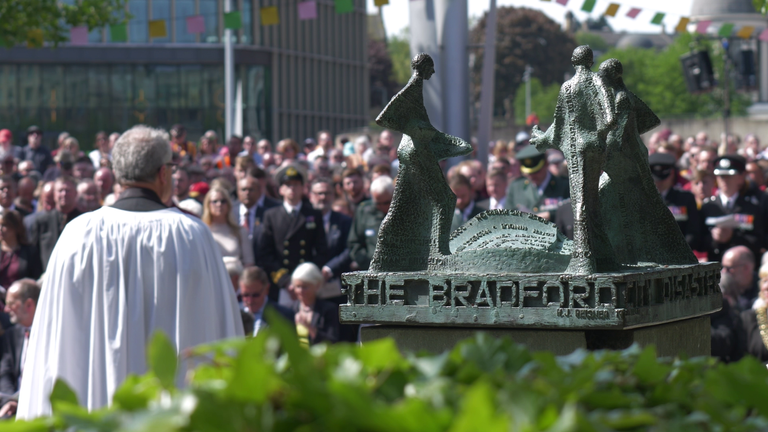 V Bradfordu se konala pamětní služba pro fotbalové fanoušky, kteří ztratili život v ohni