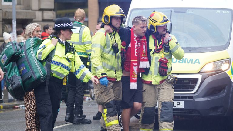 Policie a pohotovostní personál, který se zabýval incidentem poblíž budovy jater v Liverpoolu během přehlídky vítězů Premier League. Datum obrázku: pondělí 26. května 2025.