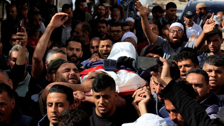 Citlivý materiál. Tento obraz může urazit nebo narušit truchlící, které nesou tělo palestinského novináře Hassana Asliha, který byl zabit při izraelské stávce, zatímco se zotavoval v Nasser Hospital z dřívější stávky, během svého pohřbu v Khan Younis, v jižním pásmu Gazy 13. května 2025. Aslih byl obviněn z práce s Hamasem. Reuters/Hatem Khaled TPX Images dne