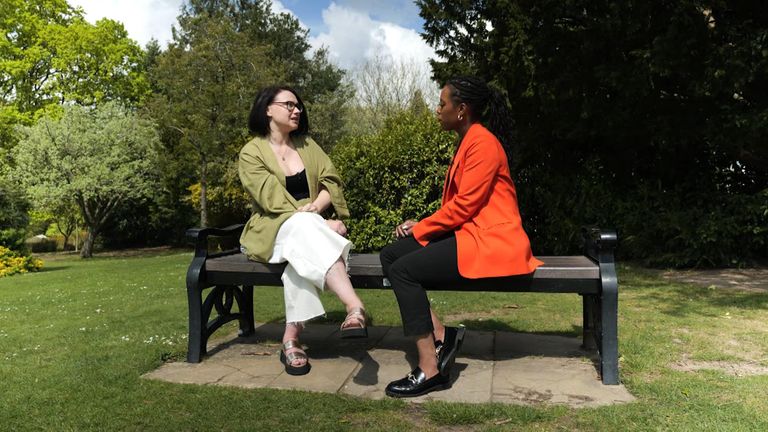 Kim Cormack hovoří s korespondentem Shamaan Freeman-Powell