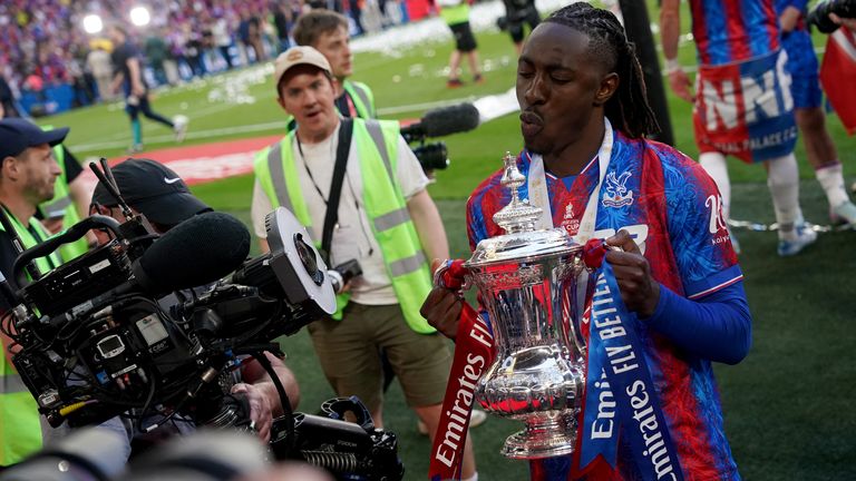 Eberechi Eze Crystal Palace slaví trofej FA Cupu na hřišti po finále Emirates FA Cup na stadionu Wembley v Londýně. Datum obrázku: Sobota 17. května 2025.