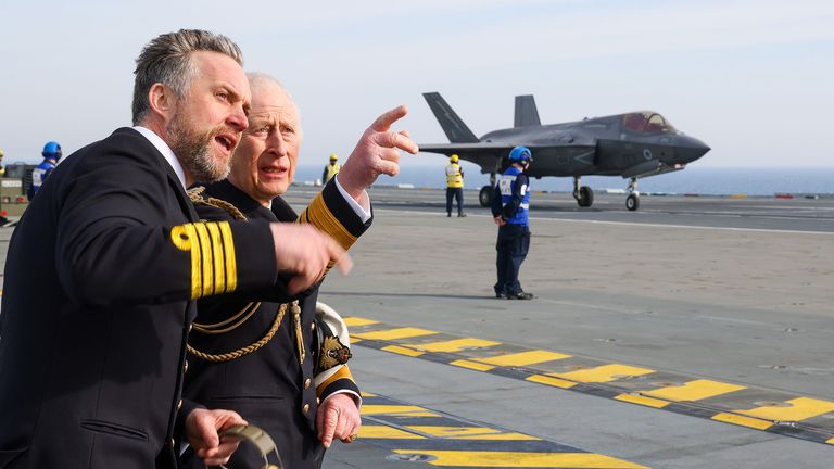 Král Charles navštěvuje HMS Prince of Wales jako královské námořnictvo dokončuje přípravy na velké globální nasazení do Indo-Pacifiku letos na jaře.  Pic: PO Phothory Arnold/Ministerstvo obrany/PA