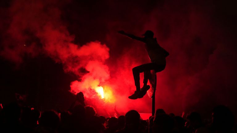 Postávka PSG na dopravní značce v Paříži, zatímco Red Flares se vydává poté, co tým vyhrál Ligu mistrů. Pic: Ap