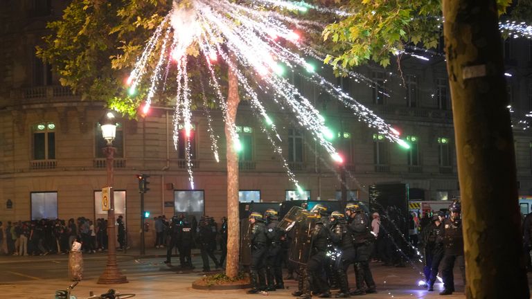 Ohňostroj exploduje nad policií v Paříži poté, co PSG vyhraje Ligu mistrů. Pic: Ap
