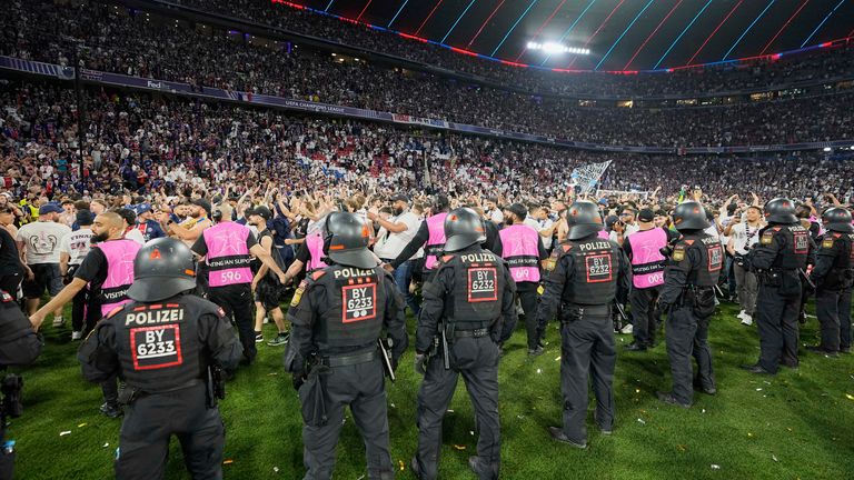 Policie se snaží zadržet fanoušky PSG na hřišti v Allianz Arena v Mnichově. Pic: Ap