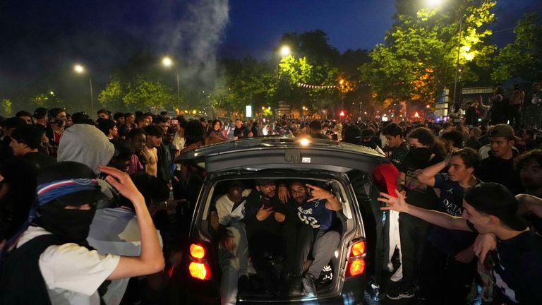 Příznivci PSG napadli ulici v Paříži poté, co tým vyhrál Ligu mistrů. Pic: Ap