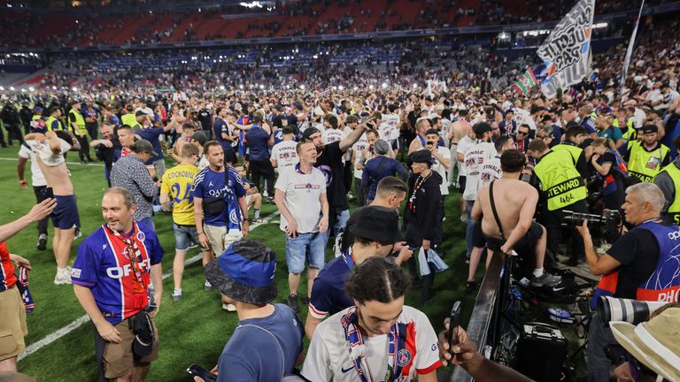 Fanoušci PSG spěchají po poli v Allianz Arena v Mnichově poté, co tým vyhrál Ligu mistrů. Pic: Ap