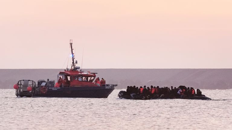 Francouzské úřady doprovodné lidé považovali za migranti na palubě malé lodi opouštějící pláž ve Francii ve věku 31. května 31. května 31. května