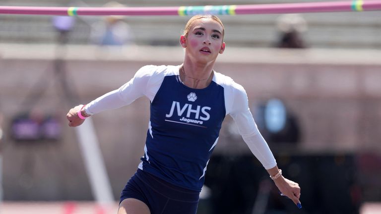 Transgender atlet Ab Hernandez z údolí Jupa Valley soutěží ve vysokém skoku dívek během státních tratí a polních šampionátů na veteránech Memorial Stadium, pátek 30. května 2025, v Clovisu v Kalifornii (Kirby Lee přes AP)