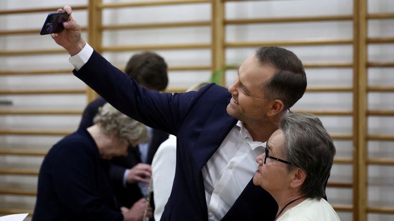 Karol Nawrocki vezme selfie s podporovatelem. Pic: Reuters
