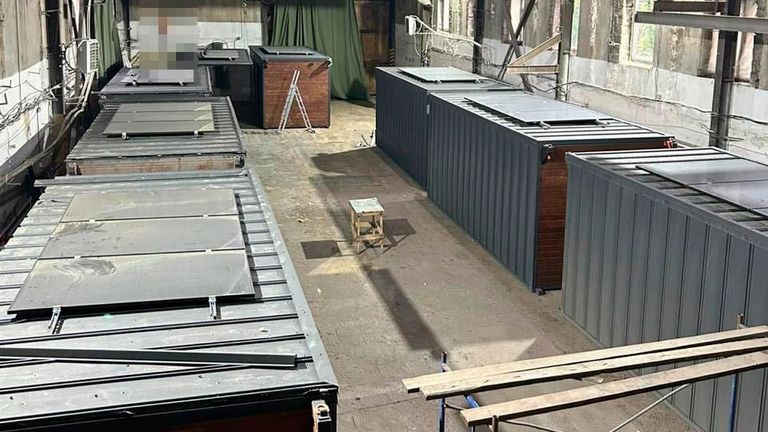 Drony byly skryty v nádobách na nákladní vozidla a vrcholy se vzdáleně zvedly, aby lemovaly drony, aby zaútočily. Obrázek: SBU Security Service