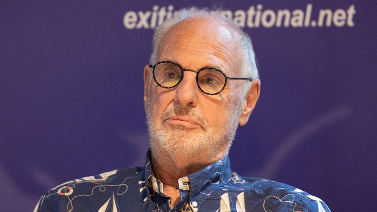 Australský obhájce euthanasia Philip Nitschke se účastní prezentace posledního letoviska Sarco Suicide Machine, 3D tištěné kapsle, která uživateli dává konečnou kontrolu nad načasováním její smrti a že v Curychu vytvořil v Curychu, 17. července 2024. Reuters/Denis Balibese.