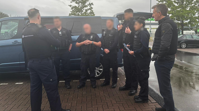 Ministr bezpečnosti Dan Jarvis (zcela vpravo) s policií před nájezdy. Pic: Home Office