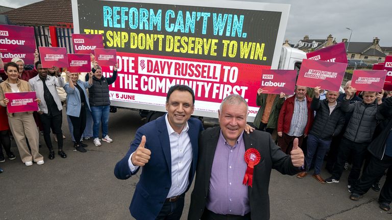 Skotský vůdce labouristiky Anas Sarwar (vlevo) a kandidát Davy Russell, během návštěvy Larkhall, zatímco na kampani před nahoře