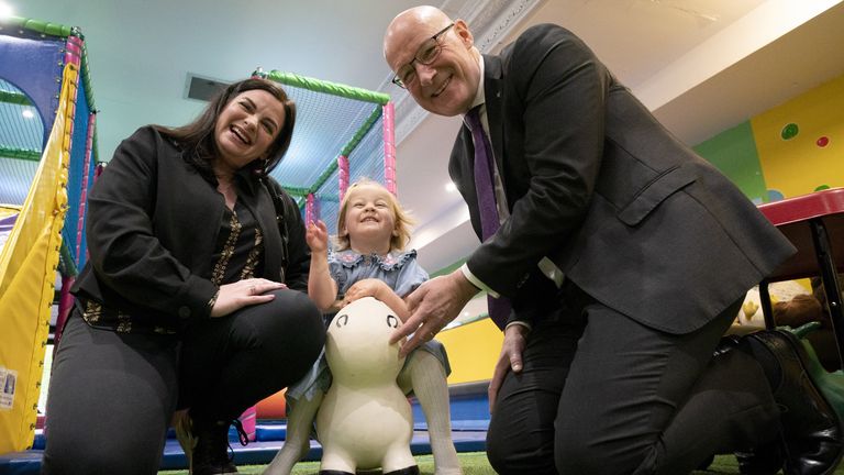 Vůdce SNP a první ministr John Swinney a kandidát SNP Katy Loudon s Grace Ure, ve věku 2 let, během návštěvy Charity Juniors v Hamiltu