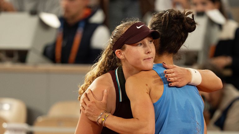 4. června 2025; Paříž, FR; Lois Boisson z Francie s Mirrou Andreevou po jejich zápase 11. den na stadionu Roland Garros. Povinný kredit: s