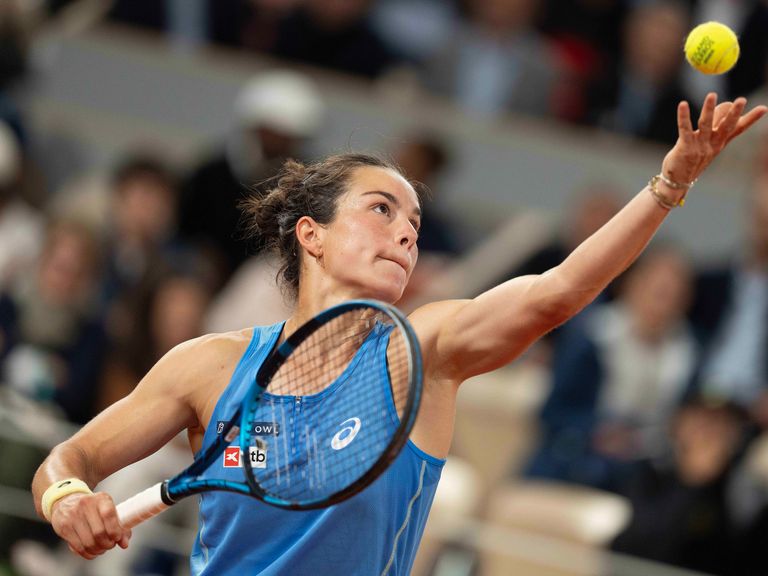 4. června 2025; Paříž, FR; Lois Boisson z Francie hodí míč, aby sloužil během jejího zápasu proti Mirře Andreevě 11. den v Roland Garros s