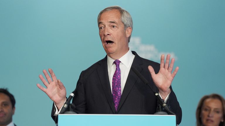 Reformní britský vůdce Nigel Farage hovoří během tiskové konference ve Westminsteru v Londýně. Datum obrázku: Úterý 27. května 2025.