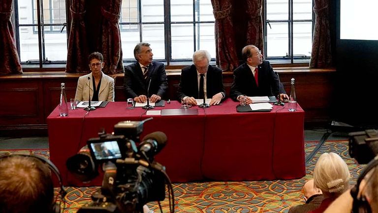 Profesor Neena Modi, Barrister Mark McDonald, David Davis a Dr. Shoo Lee, během tiskové konference.  Pic: Pa