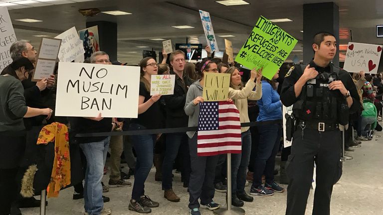 Protestující zákaz cestování na letišti Washington Dulles v roce 2017