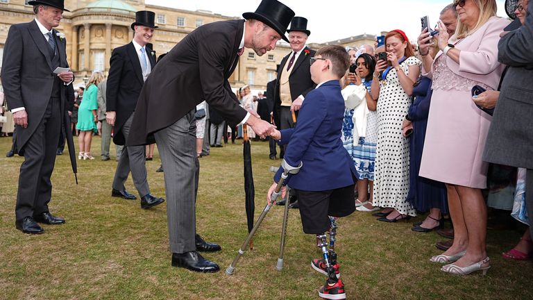 Princ z Walesu se setkává s Tonym Hudgellem během Royal Garden Party v Buckingham Palace v Londýně. Datum obrázku: Úterý 20. května 2025.