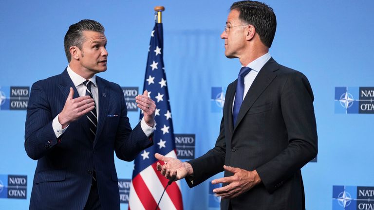 Ministr obrany USA Pete Hegseth, (L) a generální tajemník NATO Mark Rutte v sídle NATO v Bruselu. Pic: Ap