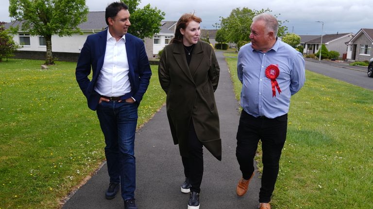 Místopředseda vlády Angela Raynerová se skotským vůdcem Labour Anas Sarwar a kandidátem na Labour Party Davy Russell během procházky v Q
