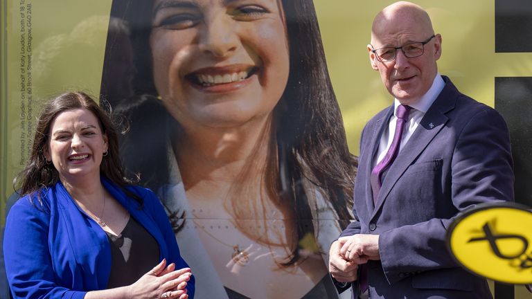 Vůdce SNP John Swinney se připojil k parlamentnímu kandidátovi Katy Loudon a party aktivisty mimo kampaň strany v Hamiltonu, Lanar