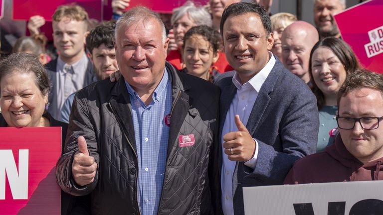 Skotský vůdce labouristiky Anas Sarwar (vpravo) se připojuje k parlamentnímu kandidátovi Davy Russell (vlevo) a stranických aktivistů mimo Campaig strany