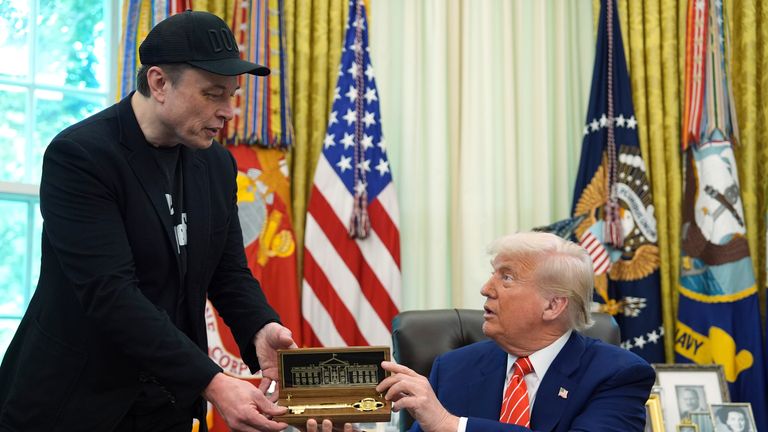 Prezident Donald Trump, správně, představuje klíč k Elon Musk během tiskové konference v Bílém domě 30. května 2025. Obrázek: AP