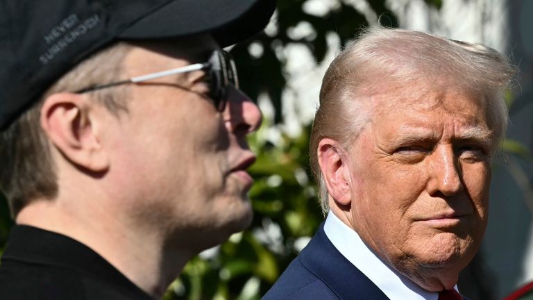 Prezident Donald Trump a generální ředitel Tesla Elon Musk hovoří s reportéry poblíž vozidel Tesla na jižním trávníku Bílého domu v úterý 11. března 2025 ve Washingtonu. (Pool přes AP)