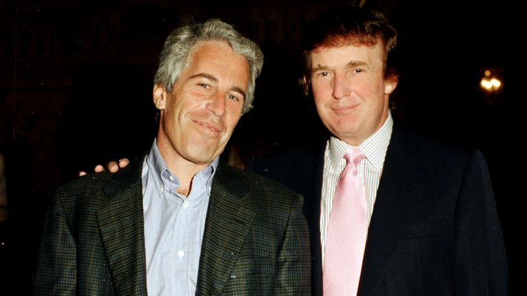 Donald Trump na svém majetku Mar-a-Lago na Floridě s Jeffrey Epstein v roce 1997. Obrázek: Getty Images
