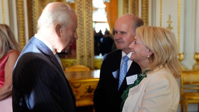 Král mluví s rodiči Dame Deborah James, Alistair a Heather James. Pic: Pa