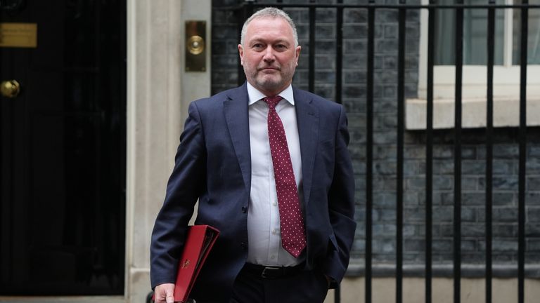Ministr životního prostředí Steve Reed opustí 10 Downing Street v Londýně po schůzce kabinetu. Datum obrázku: Úterý 3. června 2025.