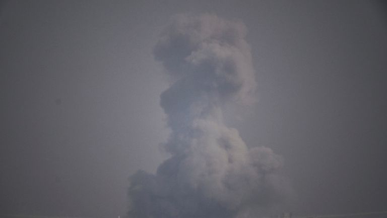 Kouř stoupá na oblohu po izraelské stávce v pásmu Gazy, jak je vidět z jižního Izraele, pátek 6. června 2025. (AP Photo/Leo Correa)