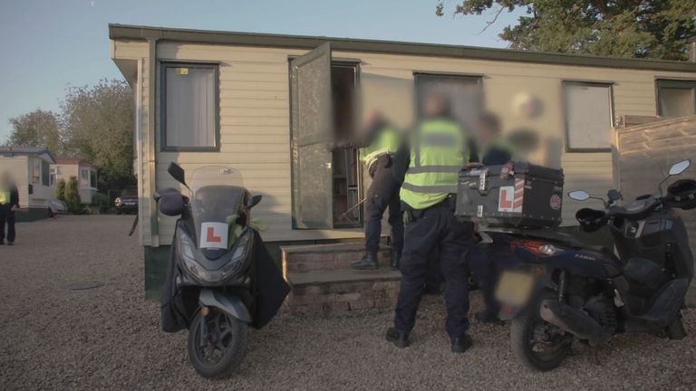 Nálet na karavan v Surrey s podezřelými vazbami na nelegální pracovníky. Pic: Home Office