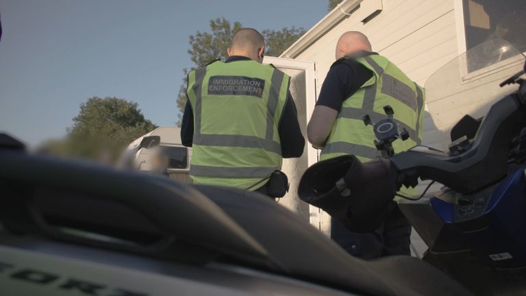 Imigrační donucovací pracovníci v místě karavanu v Surrey. Pic: Home Office