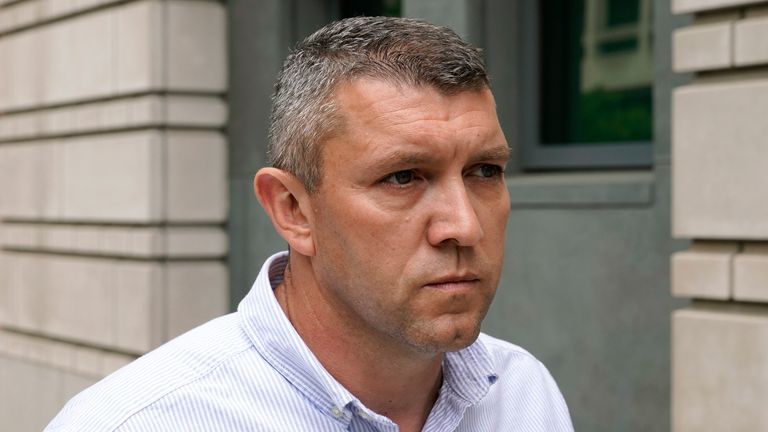 Washington Metropolitan Police Department Lt Shane Lamond odjíždí federální soud poté, co se přiznal k tomu, že se nevrátil k překážce spravedlnosti a dalších obvinění, pátek 19. května 2023 ve Washingtonu. Lamond je obviněn z lhaní o úniku důvěrných informací vůdci krajně pravicové hrdé chlapecké extremistické skupiny a brání vyšetřování poté, co členové skupiny zničili banner Black Lives Matter ve Washingtonu. (AP Photo/Patrick Semansky)