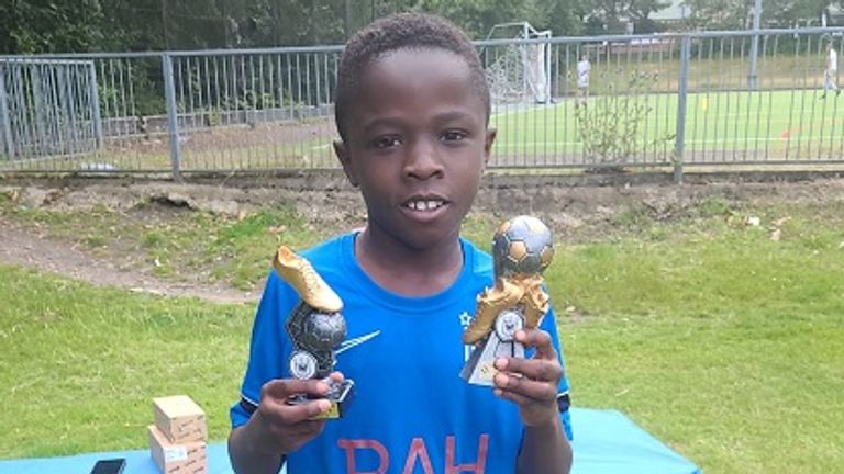 Othniel Adoma, 11, z Bracknell, zemřel tři týdny po havárii na M4.  Pic: Thames Valley Police