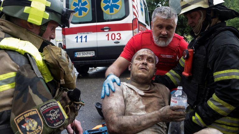 Zraněný obyvatel je odvezen záchranáři poté, co byli zachráněni v Charkivu po ruském útoku.  Pic: Reuters/Sofiia Gatilova