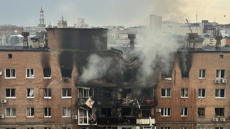V sobotu zasažený bytový dům zasažený ruským útokem na Charkiv.  Pic: Reuters/Vitalii Hnidyi