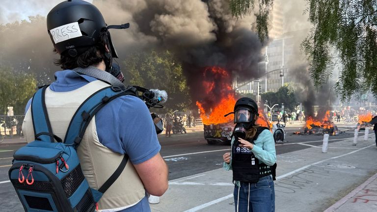 Americká korespondentka Martha Klnener se hlásí z Los Angeles