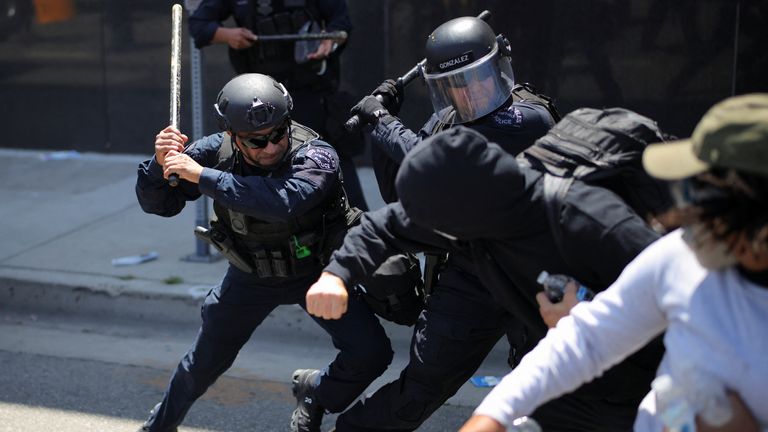 Policejní důstojníci metra v Los Angeles udeří protestující během nepokojů v centru města.  Pic: Reuters/Daniel Cole