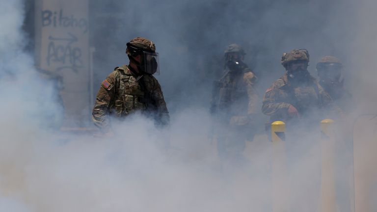 Kouř stoupá, když se národní garda střetla s protestujícími v centru Los Angeles.  Pic: Reuters/Daniel Cole