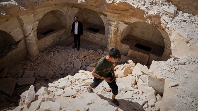 Chlapec vyjde z jámy poté, co prozkoumal byzantský podzemní hrobkový komplex, který našel dodavatel v Maarat al-Numan. Sýrie. Pic: Ap
